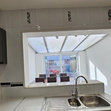 The Crescent, 3 Bed House With 2-3 Parking Spaces, Great For Contractors And Family Greenhithe Екстер'єр фото