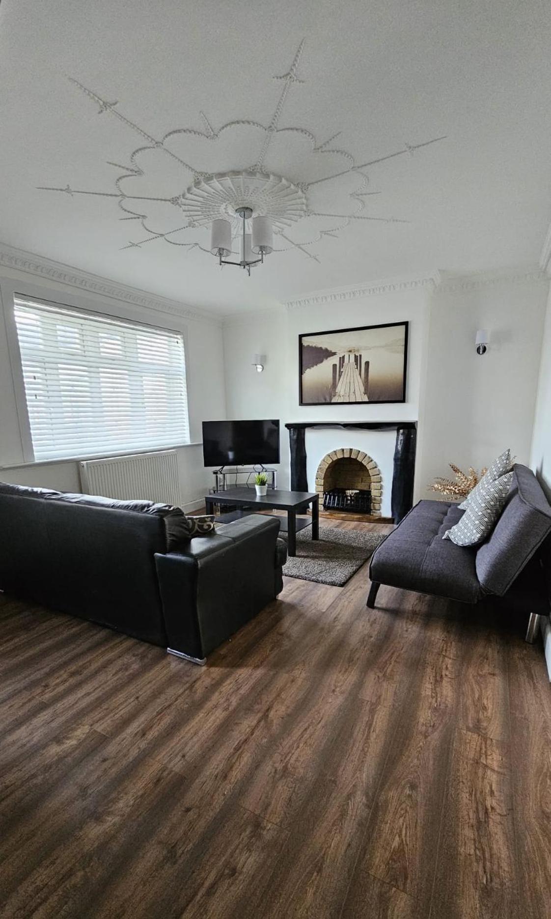 The Crescent, 3 Bed House With 2-3 Parking Spaces, Great For Contractors And Family Greenhithe Екстер'єр фото