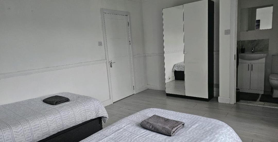 The Crescent, 3 Bed House With 2-3 Parking Spaces, Great For Contractors And Family Greenhithe Екстер'єр фото