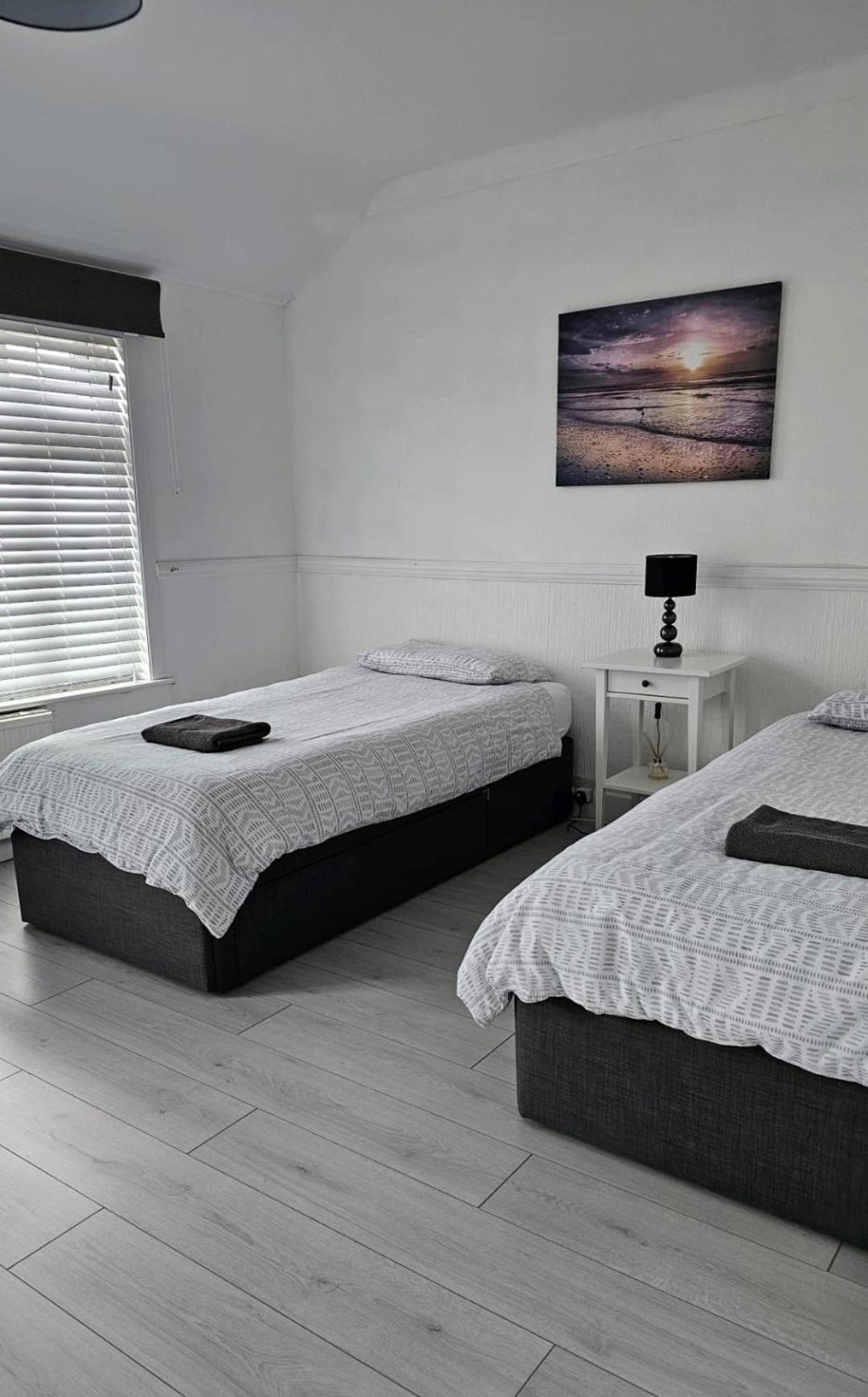 The Crescent, 3 Bed House With 2-3 Parking Spaces, Great For Contractors And Family Greenhithe Екстер'єр фото